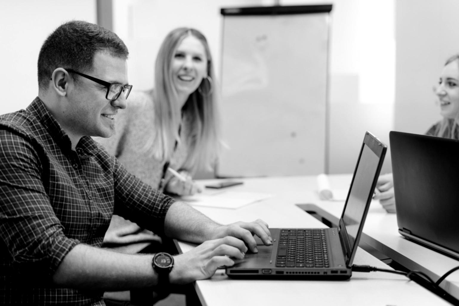 Teilnehmer beim gemeinsamen Lernen und Austausch über Finanzstrategien