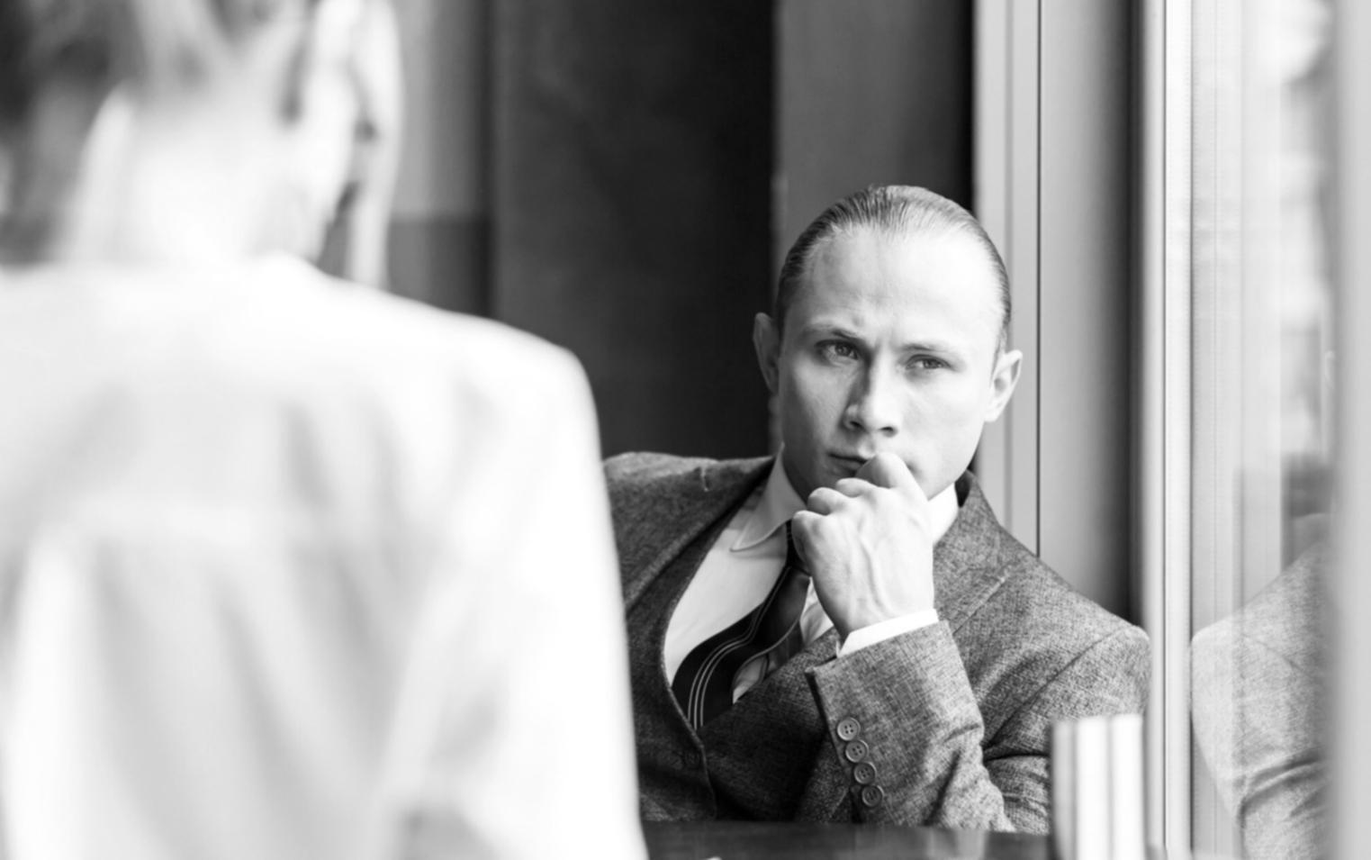 Interaktive Workshopsituation mit Diskussion über Finanzthemen